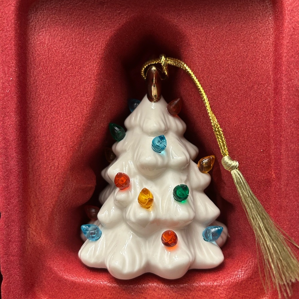 NWT - Lenox Treasured Traditions Lit Tree Ornament - new in box